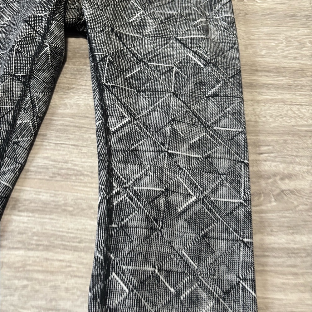Lululemon Wunder Under Hi-Rise 7/8 Tight (Full-On Luxtreme 25") - Size 6 - Picture 5 of 16